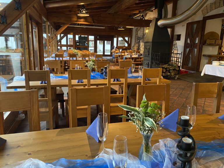 interiér restaurace, pohled do hlavního sálu